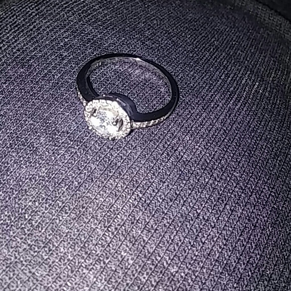 A beautiful ring - Picture 2 of 4