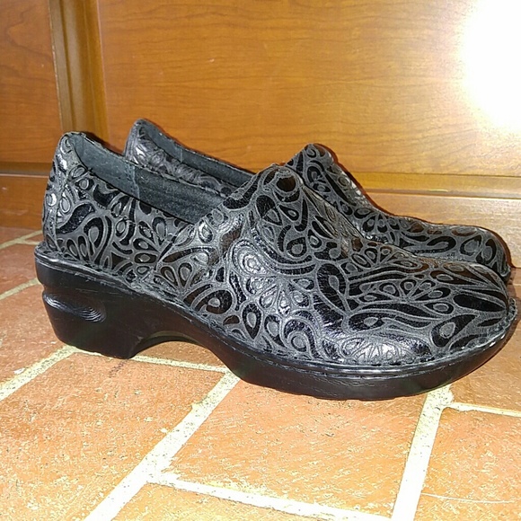 b.o.c patterned clogs