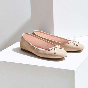 Urban outfitters leather ballerina flats 
Size 8