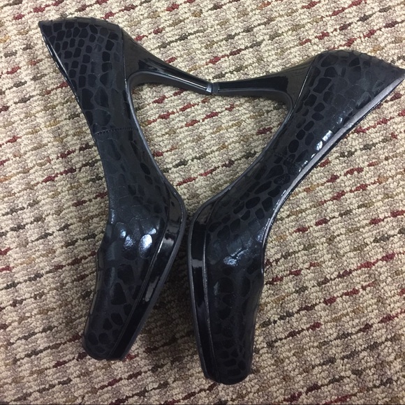 Life stride black patent leather pumps. Brand new. - Picture 2 of 3