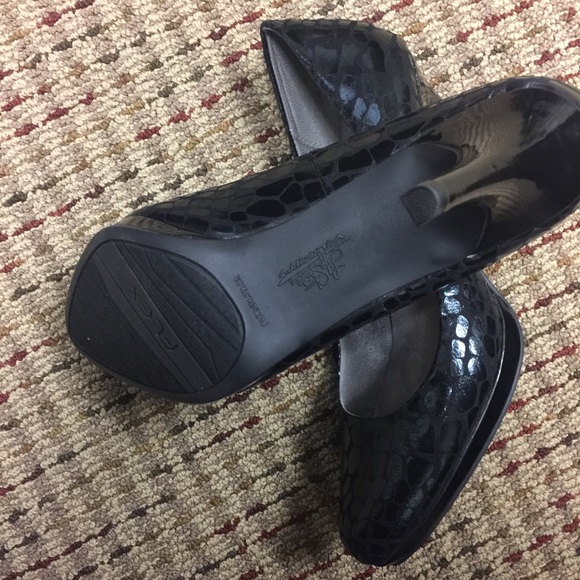 Life stride black patent leather pumps. Brand new. - Picture 3 of 3