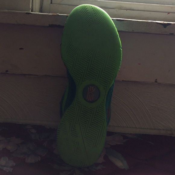 Kyrie 1 custom Christmas - Picture 4 of 5