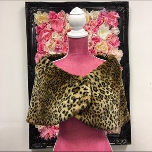 FAUX FUR LEOPARD PRINT CAPELET