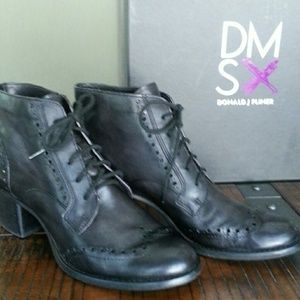 Excellent Donald Pliner Black  Boots