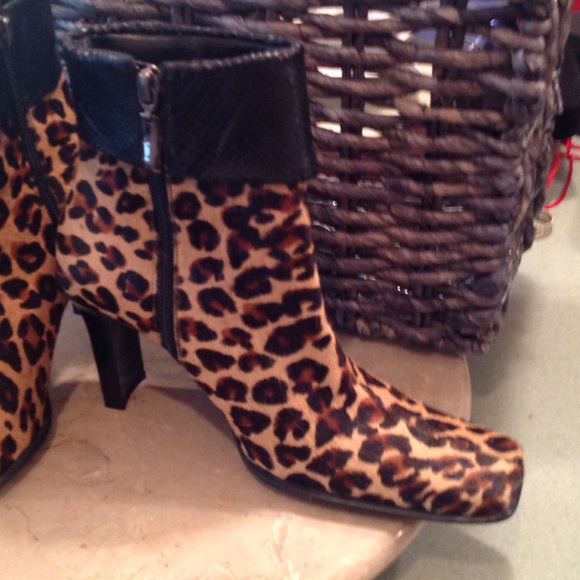 🤑LOOKS FANTASTIC CALF HAIR BOOTS 🤑 - Picture 3 of 4