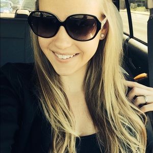 Meet your Posher, Caitlin