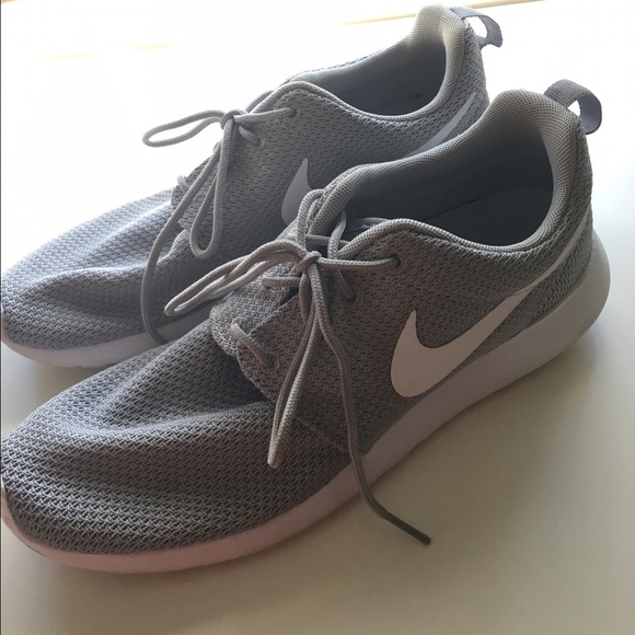 Nike Roshe Light Gray Sneakers