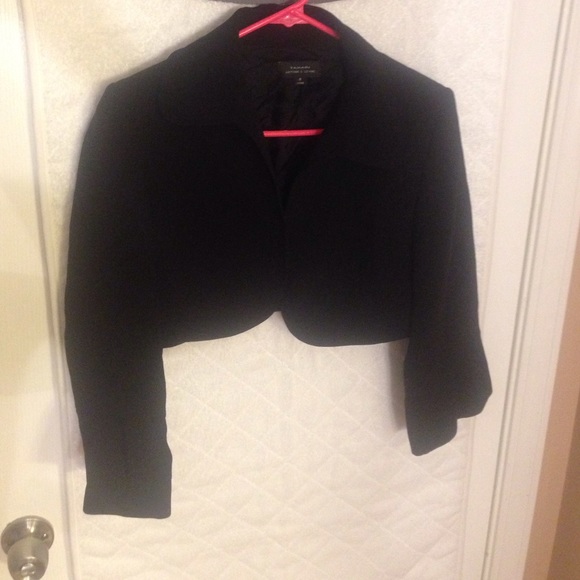 Cropped blazer with ruffled sleeve