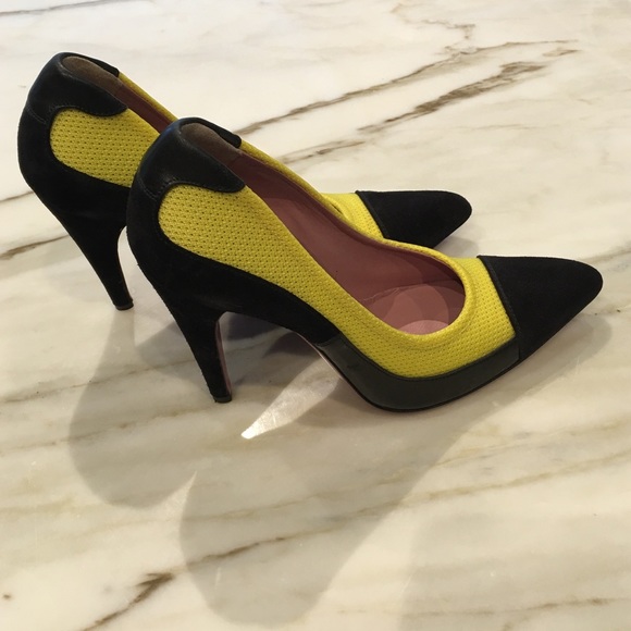 SOLD 🎁Prada yellow and black pumps. Size 7.5. - Picture 2 of 4