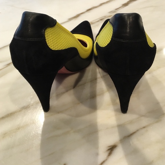 SOLD 🎁Prada yellow and black pumps. Size 7.5. - Picture 4 of 4