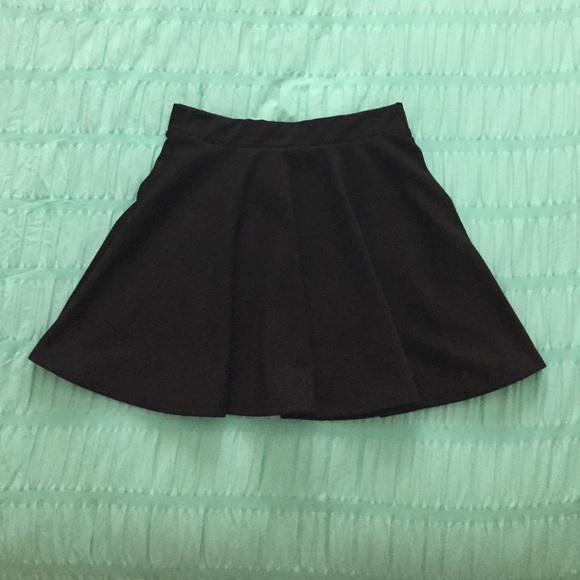 Super cute black mini skater skirt !