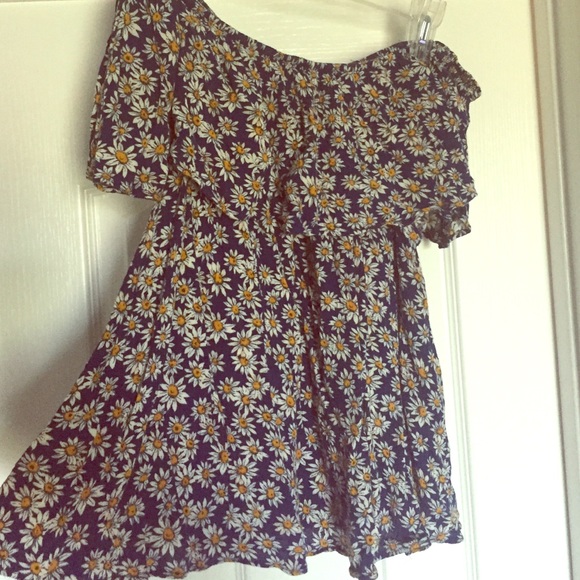 Off the shoulder floral daisy Forever 21 top
