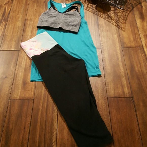 SOLD 💞 PINK Victoria's Secret Yoga Crop Pants