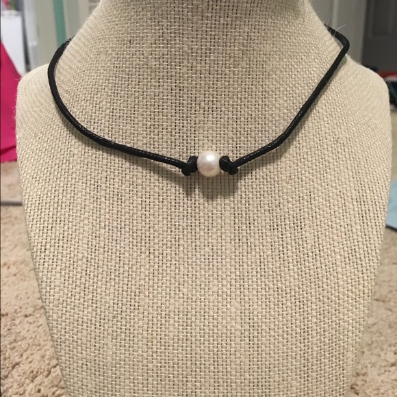 Leather pearl necklace