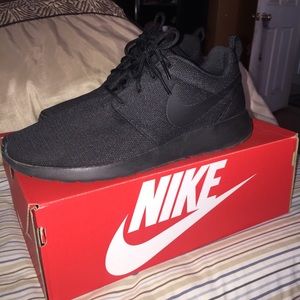 Triple Black Roshe One
