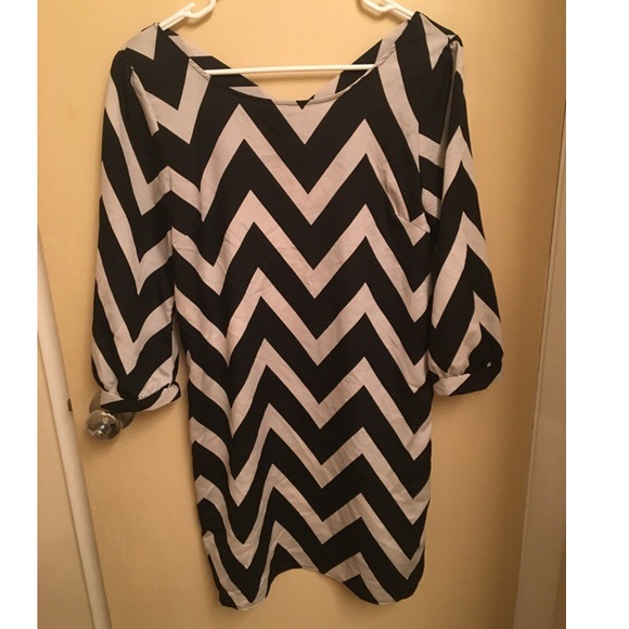 Final price drop!! 👑Chevron shift dress