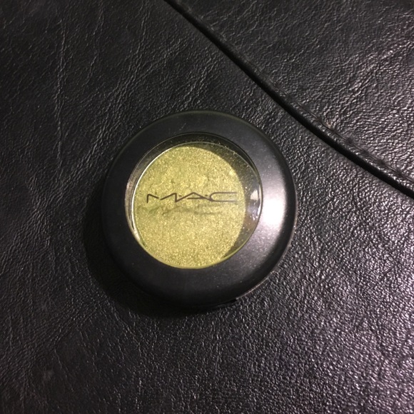 MAC eye shadow lucky green😻