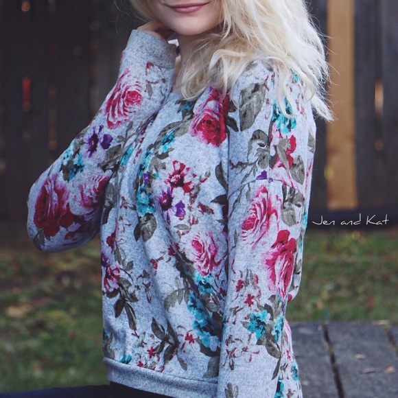 Eyeshadow ✧ elegant soft sweater w/ floral design