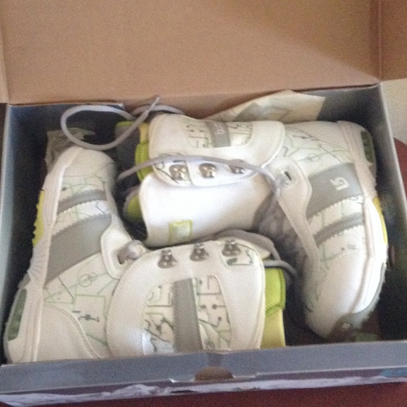 Burton Women's Snowboard Boots,NWT IN BOX SIZE 8.5