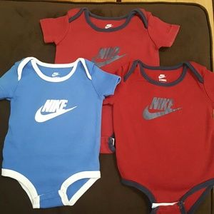 NIKE ONESIES 3/6 MONTHS