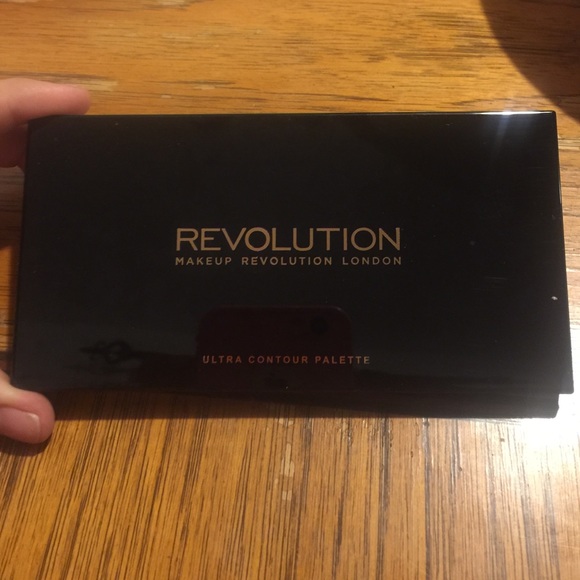 🔴SOLD🔴Makeup Revolution Contour Palette - Picture 1 of 4