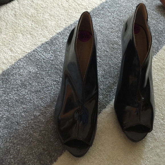 Shoes - Picture 4 of 4