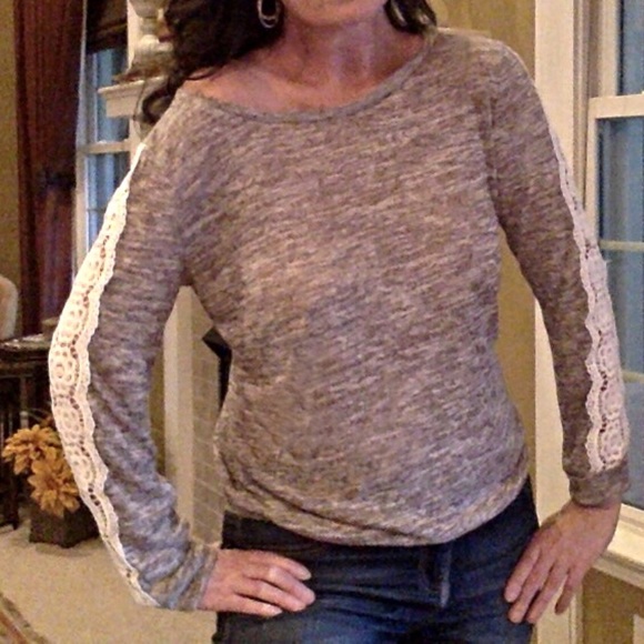 ONE LEFT Pullover top with lacework sleeves - Picture 2 of 3