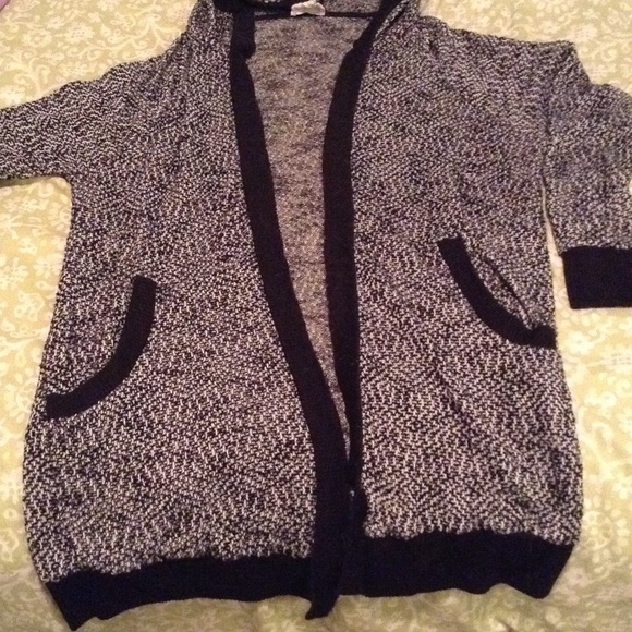 Black and white hooded cardigan - Picture 2 of 3