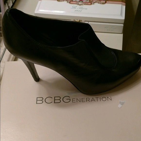 BCBG ANKLE BOOTS