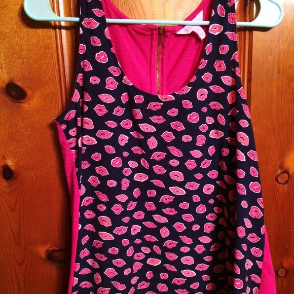 Lilly Pulitzer Valentine lip kiss print