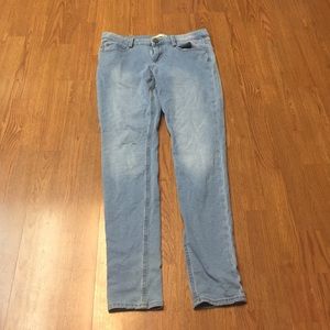 ✅Light wash jeans 👖