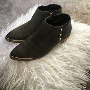 Fergie olive 7.5 booties gold