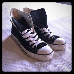 BLACK LEATHER CONVERSE ALL-STAR HIGH TOPS.