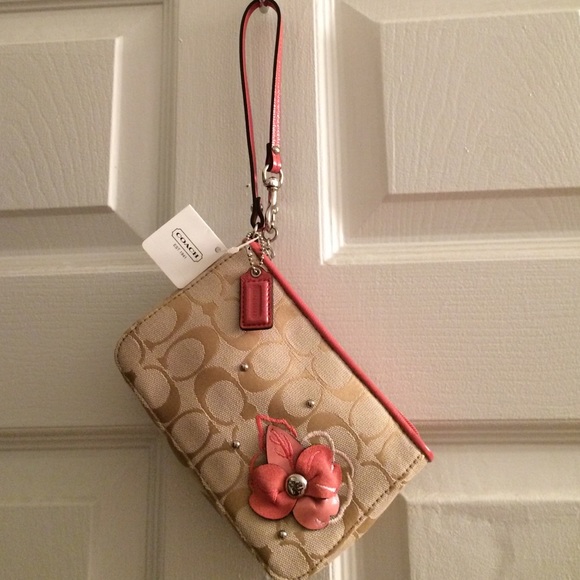 Coach Handbags - 💥1 Day Sale💥 NWT Authentic Coach Khaki  Wristlet