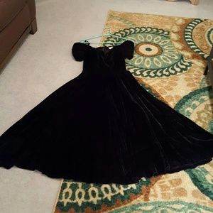 Black Velvet dress Velvet..the latest fashion!