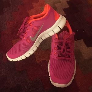 Size 4y Nike free run 5.0 in bright pink & orange
