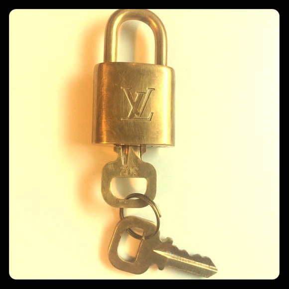Louis Vuitton authentic brass lock double keys 302
