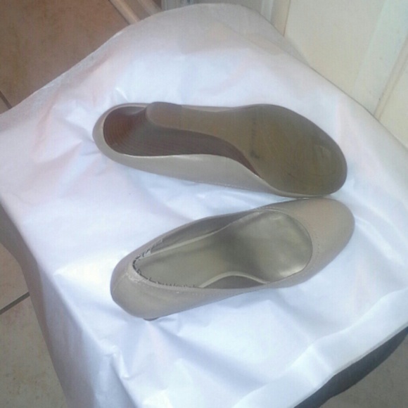 Taupe Nine West Heel - Picture 3 of 3