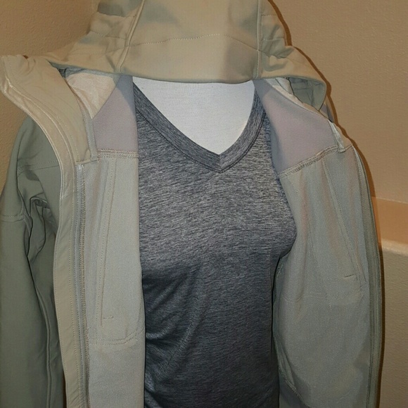 🌟SALE🌟NEW WITH TAGS ADIDAS JACKET - Picture 2 of 4