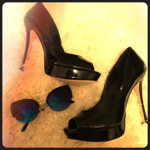 BCBG patent black peep toe pump ❤️️❤️️❤️️