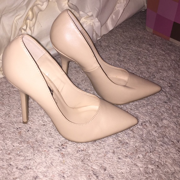 Cream colored heels 👠
