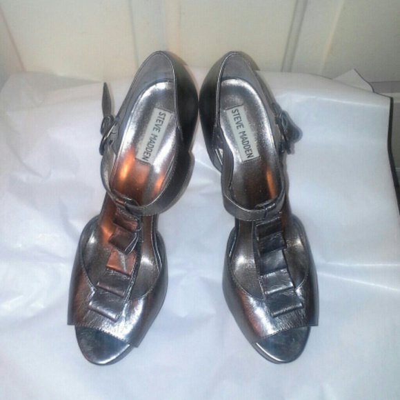 Glamorous Silver Steve Madden heel - Picture 2 of 3