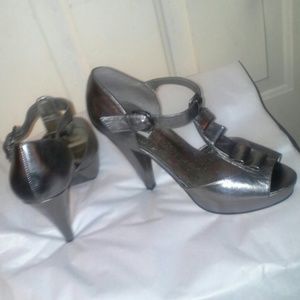 Glamorous Silver Steve Madden heel