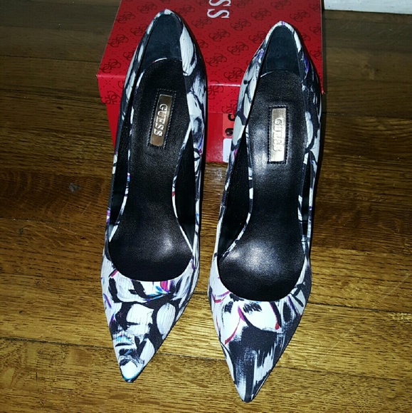 Guess Pumps