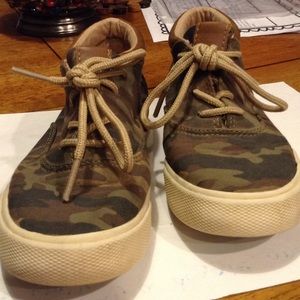 Boy's size 1 camo casual shoes