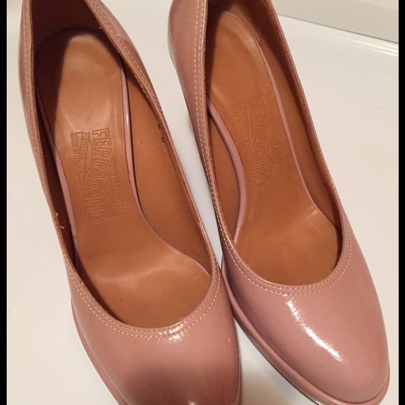 EUC Salvatore Ferragamo wedge pump in peach size 6