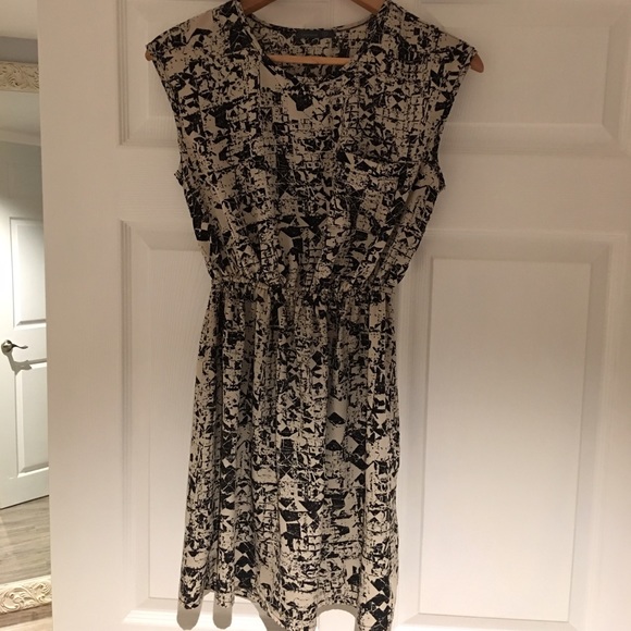 Short sleeved print fitted dress