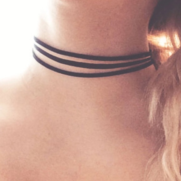 RESTOCK! 🎀 Black Velvet Choker- triple layer - Picture 3 of 4