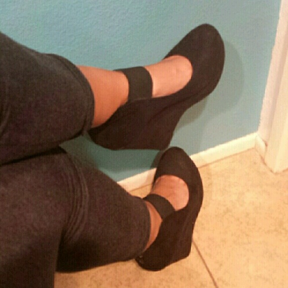 Black wedges