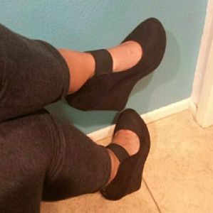 Black wedges